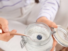 Zamiast batonika sięgnij po ten lekki deser. Głód znika na długie godziny