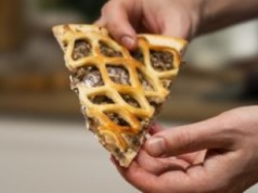 To nie jest zwykła pizza. Choć łamie dobrze znane zasady, smakuje jak z najlepszej restauracji