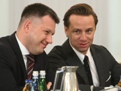 Służalczość PiS wobec Trumpa jest żenująca. Konfederacja już zaciera ręce