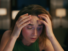 Złościsz się bez powodu albo masz mgłę mózgową? To mogą być pierwsze objawy menopauzy