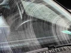 Wycieraczki smużą? Zanim pobiegniesz do sklepu, zastosuj ten trik