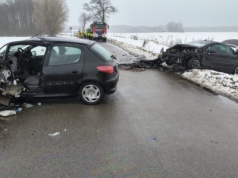 Czołowe zderzenie Peugeota 206 z Peugeotem 207. Jedna osoba zginęła, dwie zostały ranne