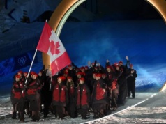 Kanadyjscy mistrzowie z flagą. Zimowe igrzyska oficjalnie otwarte