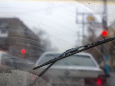 Piszczące wycieraczki? Przyczyna często jest zupełnie inna, niż myślisz