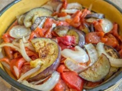 Tę sałatkę z pieczonych warzyw podaję zamiast zwykłej. To hit hiszpańskiej kuchni