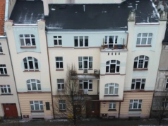 Prace kanalizacyjne wrą pomimo mrozów. Ściany w wyremontowanej niedawno kamienicy zaczęły pękać.