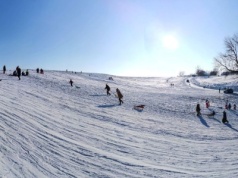 Małe góry, duża frajda. To miejsce w Polsce jest idealne na sanki