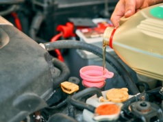 Częstotliwość wymiany oleju. Ile to kosztuje w 2026 roku? Dwa scenariusze wchodzą w grę