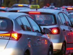 Milczenie w taksówce to brak kultury? Ekspertka ujawnia, czy musisz rozmawiać z kierowcą