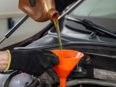 Ten skrót rzadko trafia na przód opakowania, chroni silnik przy obciążeniu. Kierowcy go ignorują