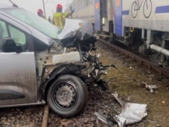Groźny wypadek w Wielkopolsce. Dwa pociągi uderzyły w auto