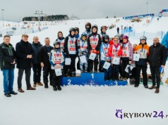 Ferie Zimowe Grybów 2026 – dzieci na stoku w Tyliczu