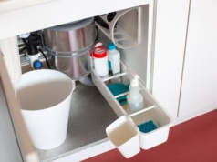 Teściowa trzyma w szafce pod zlewem. Tak pożegnała uciążliwy problem