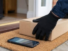 Możesz stracić prawo do odszkodowania za paczkę. Wystarczy SMS od kuriera