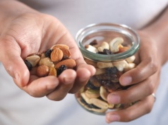 Eksperci przebadali mieszanki studenckie. Tych 4 produktów lepiej unikać