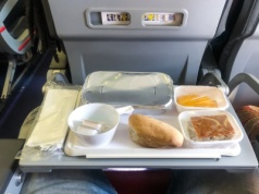 Dlaczego jedzenie w samolocie smakuje gorzej? Stewardesa zdradza sekret linii. "Mam własne przekąski"