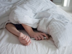 Najgorsze co możesz zrobić z telefonem w nocy. Skutki bywają tragiczne