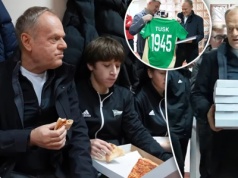 Donald Tusk wkroczył do szatni z kartonami pizzy. Dotrzymał słowa danego młodym piłkarzom