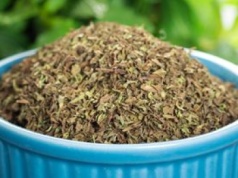 Polacy parzą jak herbatę, Turcy używają do sałatek i mięsa. Poprawia smak, ułatwia trawienie