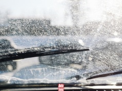 Wycieraczki nie czyszczą i zostawiają smugi na szybie? Mechanik zdradził skuteczny sposób
