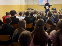 Policjanci o hejcie i bezpieczeństwie w sieci. Spotkanie z uczniami w Woli Skromowskiej