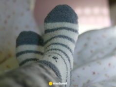 Czy spanie w skarpetkach zimą jest zdrowe? Odpowiedź zaskakuje