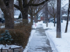 Śliskie lub zaśnieżone chodniki. Ratusz liczy pieniądze z kar umownych, a na mieszkańców czyha śmiertelne zagrożenie