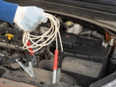 Auto nie odpaliło mimo nowego akumulatora. Zimą wystarczy jeden drobiazg, by zostać na lodzie