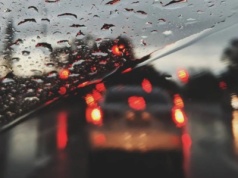 Ślisko na drogach! IMGW ostrzega te regiony. MAPA