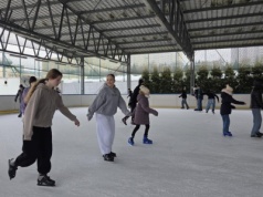 Tarnowianie jeżdżą na łyżwach. Na lodowiskach padają rekordy