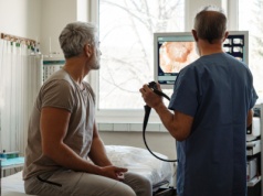 Niszczy jelita latami. Jeden objaw widoczny gołym okiem