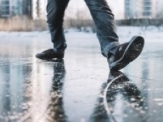 Śliskie chodniki i drogi. IMGW ostrzega przed oblodzeniem