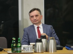 Mężczyzna wydzwaniał na policję ws. Ziobry, teraz ma problemy! Sprawa trafi do sądu