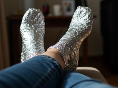 Folię z kuchni zakładam na pięty. Nietypowy trik ratuje stopy zimą