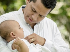 Zauważalna zmiana w statystykach, mężczyźni częściej korzystają z urlopów tacierzyńskich