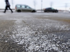 Ślisko na drogach 8 lutego. Alerty w 9 województwach