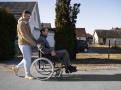 Bp Kamiński: narastający kryzys samotności i obojętności pogłębia cierpienie chorych