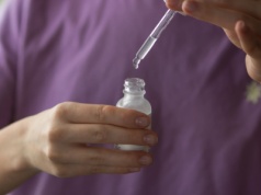 Wylewają całą pipetę serum na twarz. Czy to pomaga? "Za mało się o tym mówi"