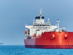 Indyjskie rafinerie rezygnują z rosyjskiej ropy. W tle umowa handlowa z USA