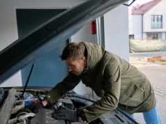 Chcesz zaoszczędzić? Te 6 samodzielnych napraw może słono kosztować