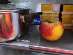 Wbijam w pokrojone jabłko, wkładam do lodówki i czekam kilka dni. Mam problem z głowy