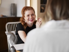 4 „uprzejme” nawyki, przez które inni przestają cię szanować – zmień je, jeśli chcesz być traktowana poważnie