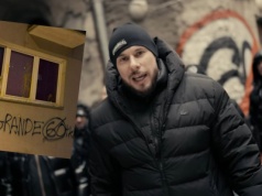 Raper Bonus wybrał się na wycieczkę pod blok swojego krytyka i złośliwie na niego rymował