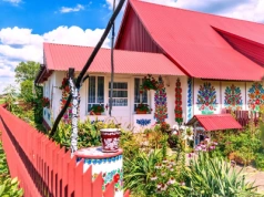 To jedna z najpiękniejszych wiosek w Polsce. Domki mienią się kolorami