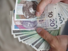 ​Prawie tysiąc złotych dodatku do pensji w lutym. Kto może liczyć na taką premię?