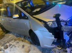 W centrum Lublina wjechał w słupki. Świadkowie chcieli mu pomóc, ale szybko zmienili zdanie