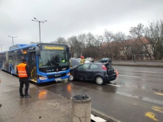 Wypadek na al. Bora-Komorowskiego. Kierowca samochodu pod wpływem alkoholu