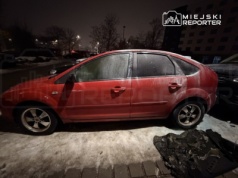 Pożar auta na parkingu. Wewnątrz zbiorniki z benzyną