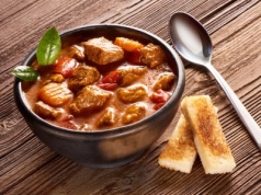 ​Ten "kociołek" to coś więcej niż gulasz. Idealny, gdy za oknem mróz