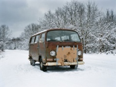 Stary patent na mróz znów pojawia się na drogach. Czy karton przed chłodnicą ma sens?